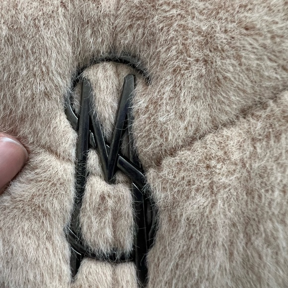 Steve Madden Btoy small quilted cross body bag in taupe faux fur - Picture 3 of 14